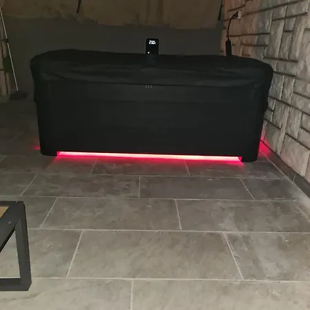 Vi & La Electric Scooters Included Apartment